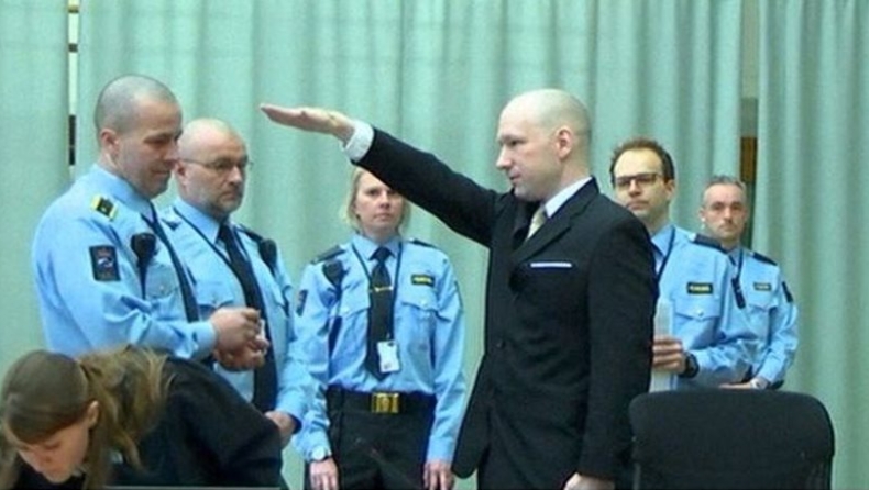 Προκαλεί και πάλι ο Μπρέιβικ: Χαιρετώντας ναζιστικά, μηνύει τη Νορβηγία για «απάνθρωπες συνθήκες» κράτησης