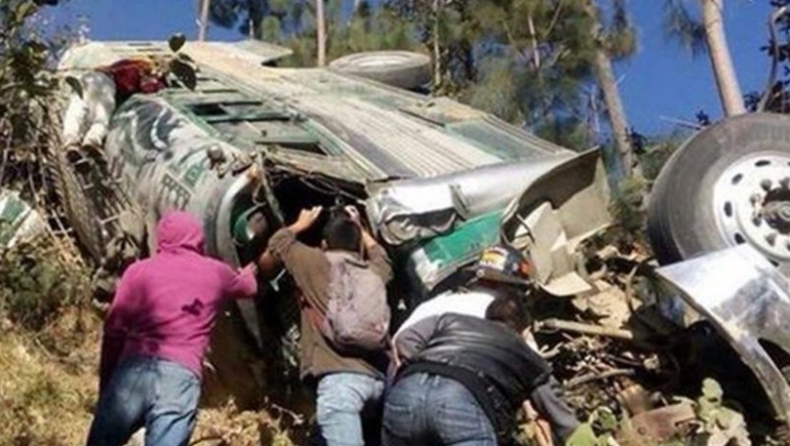 Γουατεμάλα: Τουλάχιστον 19 νεκροί από πτώση λεωφορείου σε φαράγγι (pics)