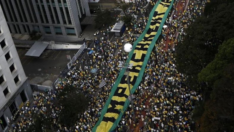 Βραζιλία: Μαζικές διαδηλώσεις κατά της Προέδρου Ρουσέφ σε όλη τη χώρα (vid)