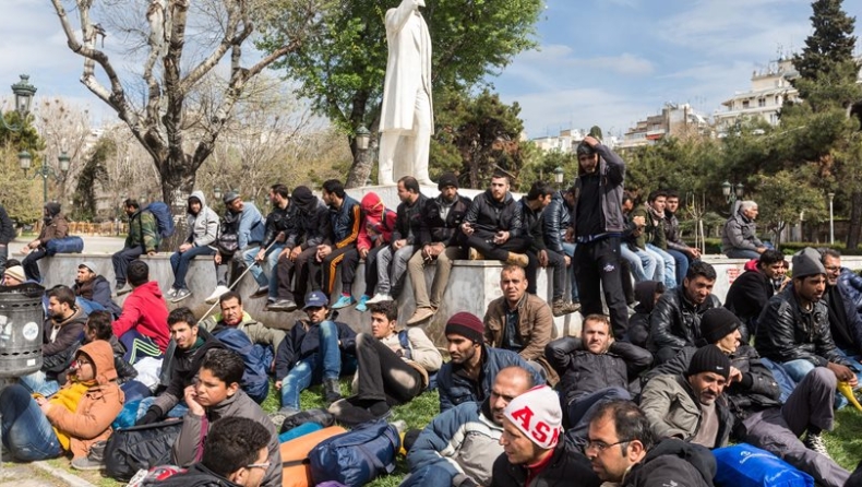 Έστησαν σκηνές στην πλατεία Αριστοτέλους οι πρόσφυγες (vid&pics)