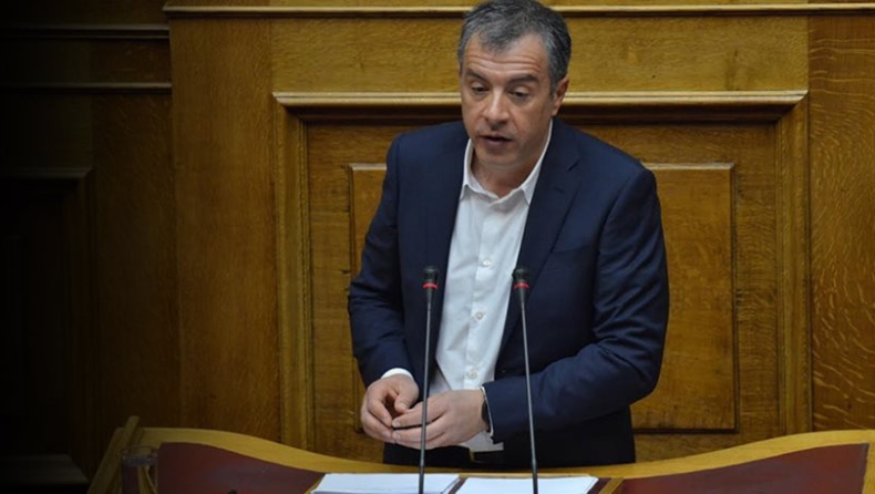 Θεοδωράκης: Πού βρήκατε τα λεφτά για να αφισοκολλήσετε όλη την Ελλάδα;