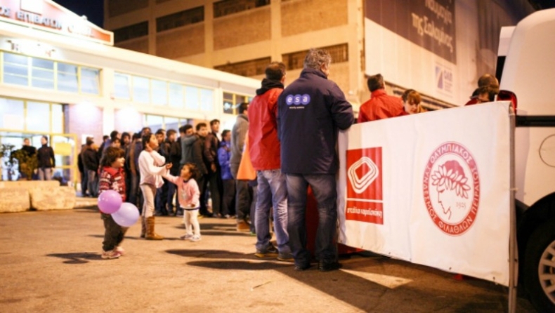 Ο Ολυμπιακός μοίρασε ρούχα και παπούτσια στους πρόσφυγες (pics)