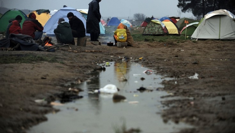 Στο έλεος της βροχής οι πρόσφυγες της Ειδομένης (pics&vid)