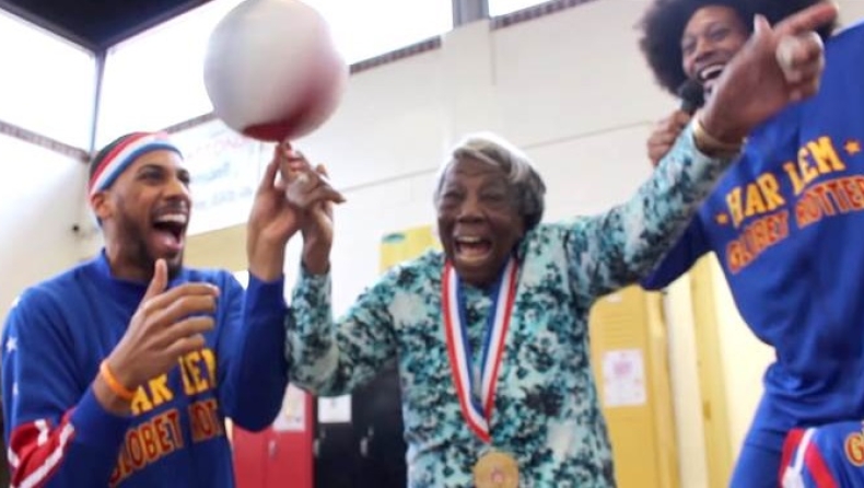 Γιαγιά 107 χρονών χορεύει με τους Harlem Globetrotters (vids)