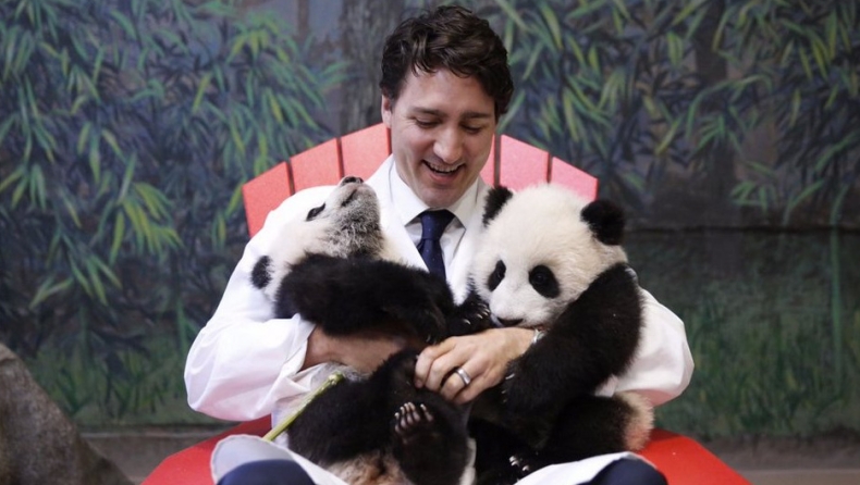 Ο πρωθυπουργός του Καναδά φωτογραφήθηκε αγκαλιά με 2 πάντα (pics)