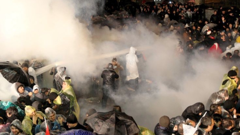Αστυνομικοί με δακρυγόνα εισέβαλαν βίαια στην εφημερίδα Zaman