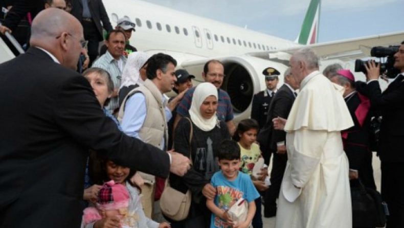 O Πάπας μας ξανάδωσε ζωή, λένε πρόσφυγες (vid)