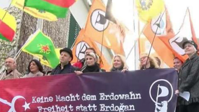 Διαμαρτυρία κατά της Μέρκελ για τη συνεργασία της με τον Ερντογάν