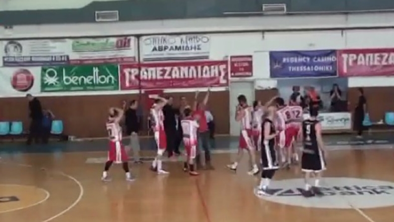 Buzzer beater από το κέντρο με γυρισμένη πλάτη! (vid)