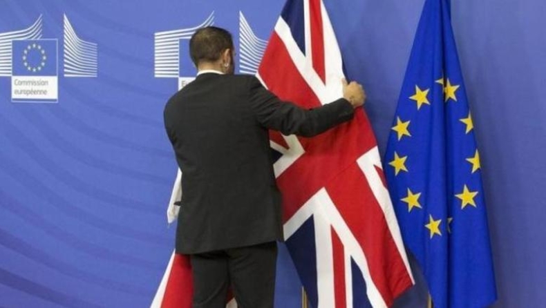 Η S&P προειδοποιεί την Βρετανία για υποβάθμιση μετά από ένα Brexit