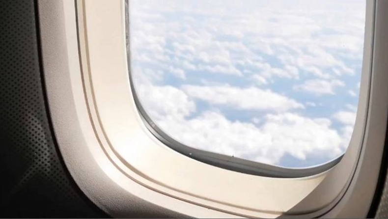 Αν δείτε στο αεροπλάνο... τρύπα στο παράθυρο, μην τρομάξετε!
