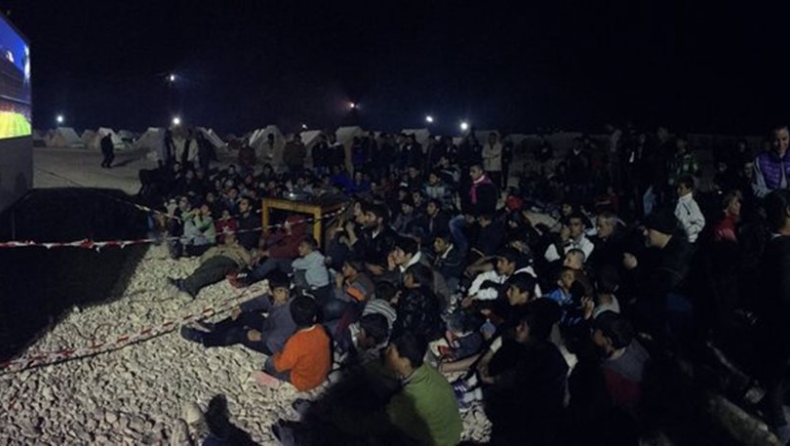 Πρόσφυγες και μετανάστες παρακολούθησαν το «Μπαρτσελόνα – Ρεάλ» σε γιγαντοοθόνη