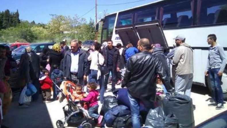 Πρόσφυγες φεύγουν από την Κοζάνη και οι κάτοικοι τους αποχαιρετούν με δάκρυα (pic)
