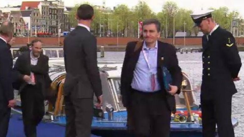 Με βάρκα έφτασε στο Eurogroup ο Ευκλείδης Τσακαλώτος
