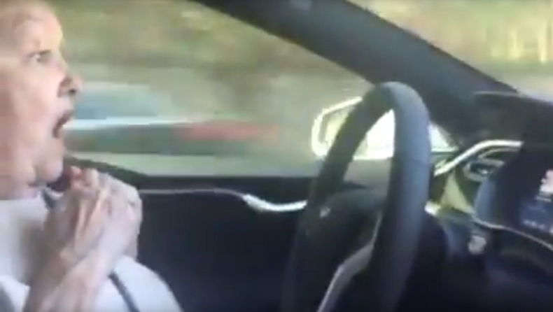 Πανικός σε αυτόνομο Tesla (video)