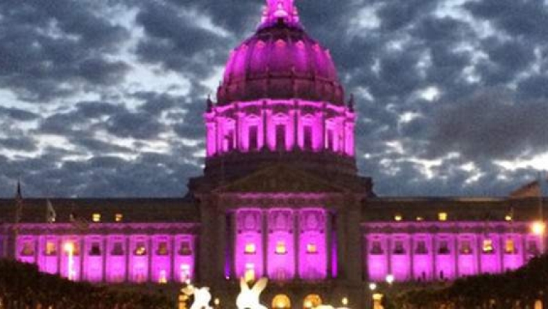 Μνημεία σε όλο τον κόσμο φωτίστηκαν μοβ στη μνήμη του Prince (pics)