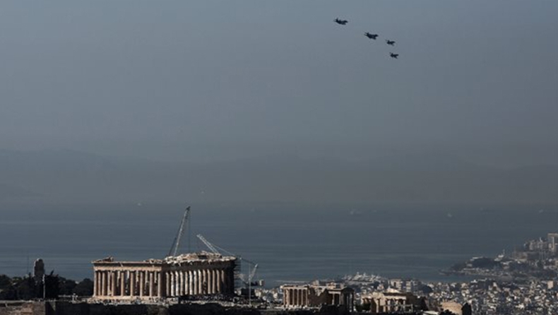 Αναστάτωσαν την Αθήνα τα μαχητικά για να βγάλουν φωτός πάνω από την Ακρόπολη