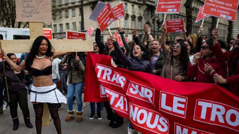 Γαλλία: Όσοι πηγαίνουν με πόρνες θα πληρώνουν πρόστιμο 1.500 ευρώ