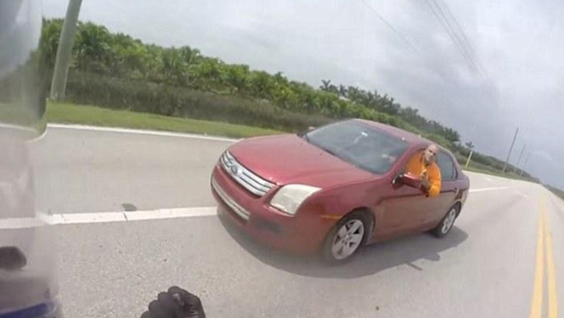 Τρελός οδηγός πήγε να σκοτώσει μοτοσικλετιστή που του έκανε παρατήρηση (pics & vid)