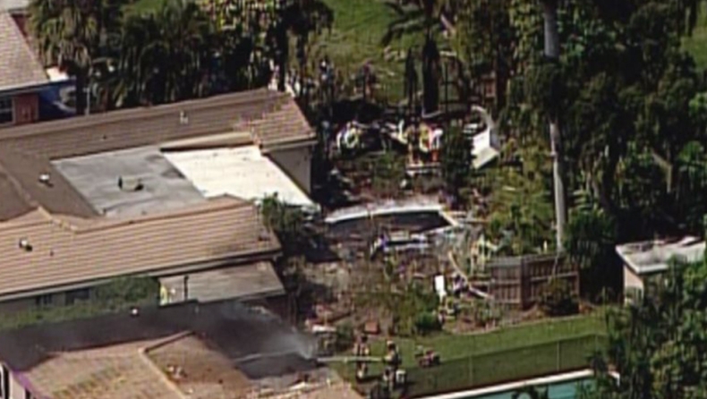 Αεροπλάνο συνετρίβη ανάμεσα σε σπίτια στην Φλόριντα! (pics)