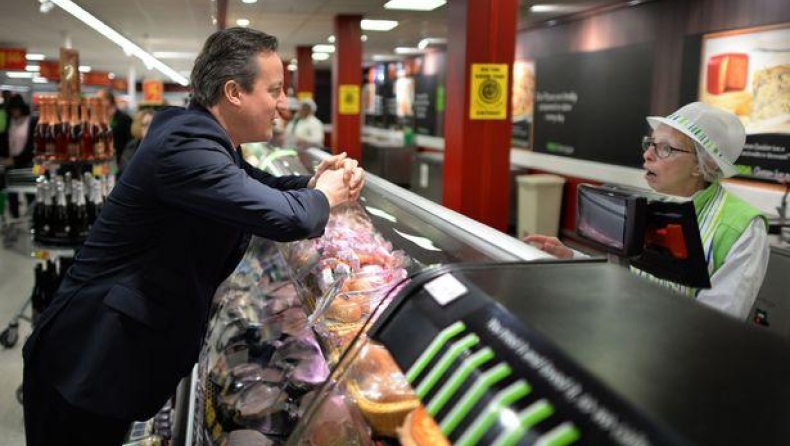 Ο Βρετανός πρωθυπουργός πήγε σούπερ μάρκετ και τον τρολάρουν ασταμάτητα (pics)