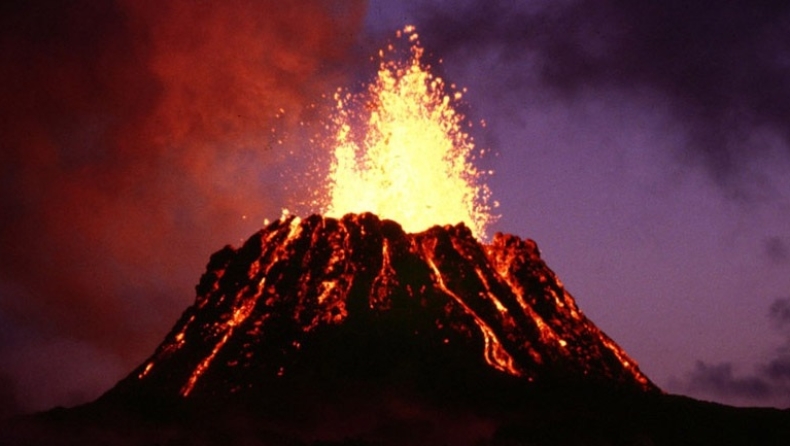 Μοναδικές εικόνες από έκρηξη ηφαιστείου (vid)