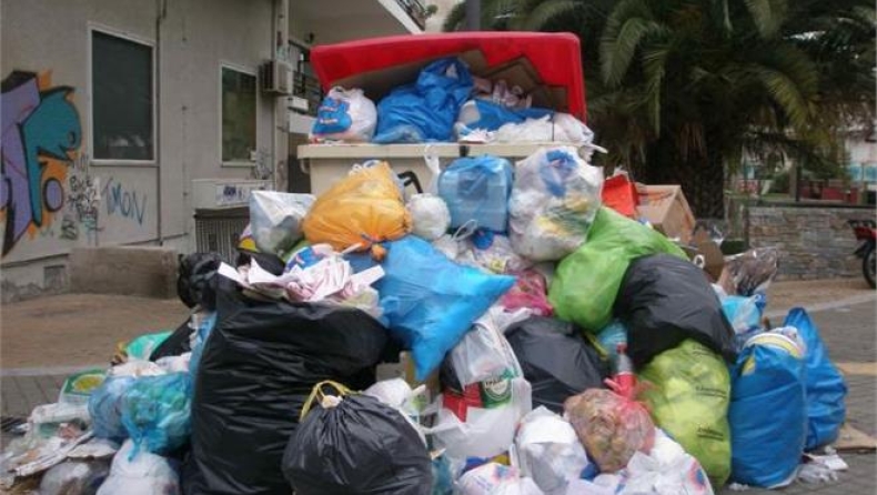 Σε κατάσταση εκτάκτου ανάγκης ο δήμος Δυτικής Μάνης, λόγω συσσώρευσης απορριμμάτων στους δρόμους