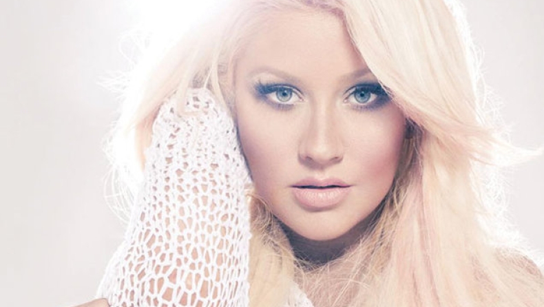 H Christina Aguilera μιμείται την Houston και τη Rihanna (vid)