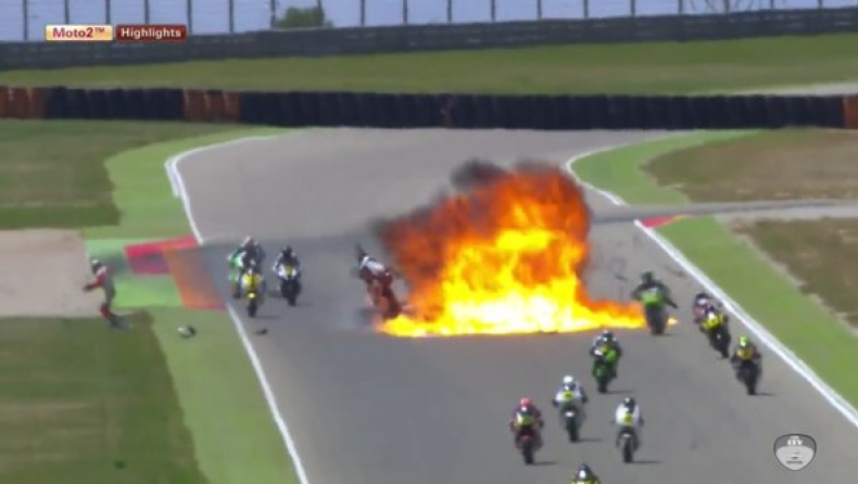 Πήραν φωτιά οι μοτοσικλέτες σε αγώνα στην Ισπανία! (pics & vid)