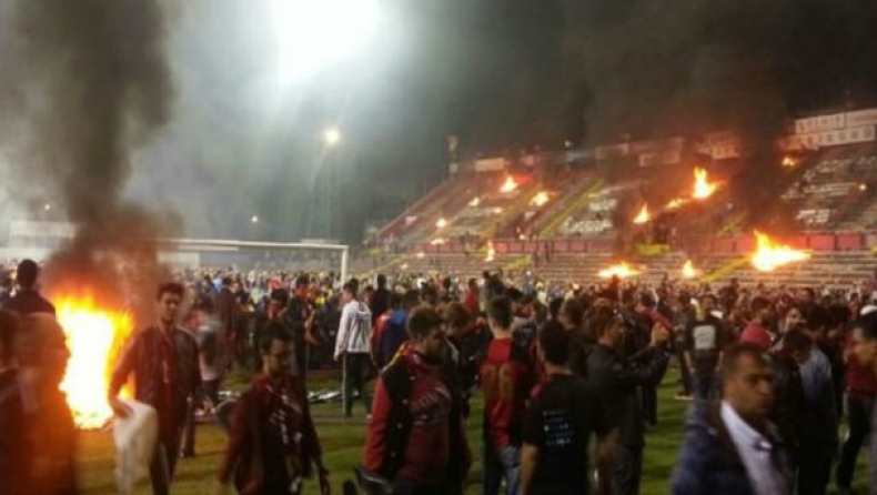 Χάος στην Τουρκία: Έβαλαν φωτιά στο γήπεδο! (vids&pics)