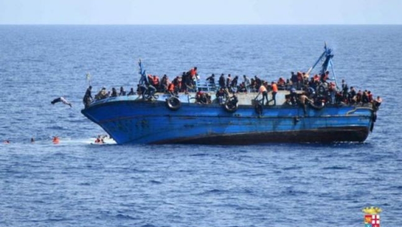 Η στιγμή της ανατροπής σκάφους με 550 μετανάστες στη Μεσόγειο (pics)