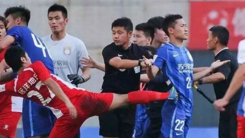 Σκηνές ντροπής και επίθεση εναντίον ολόκληρης ομάδας στην Κίνα! (pics & vids)