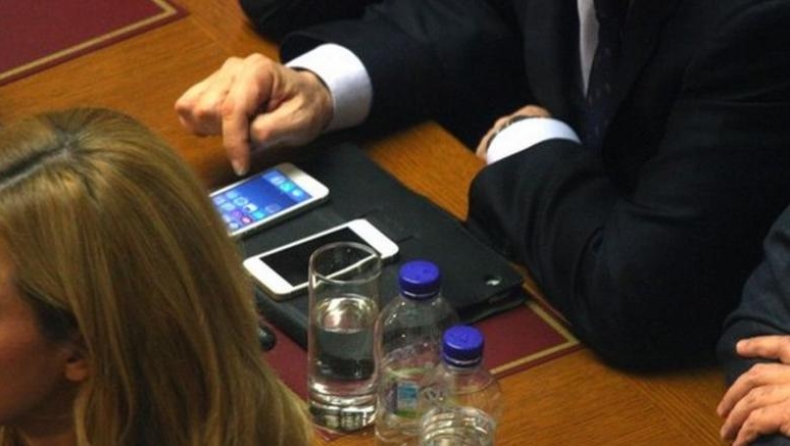 Οι βουλευτές δεν μπορούσαν χωρίς κινητό και επετράπη ξανά η χρήση τους στη Βουλή