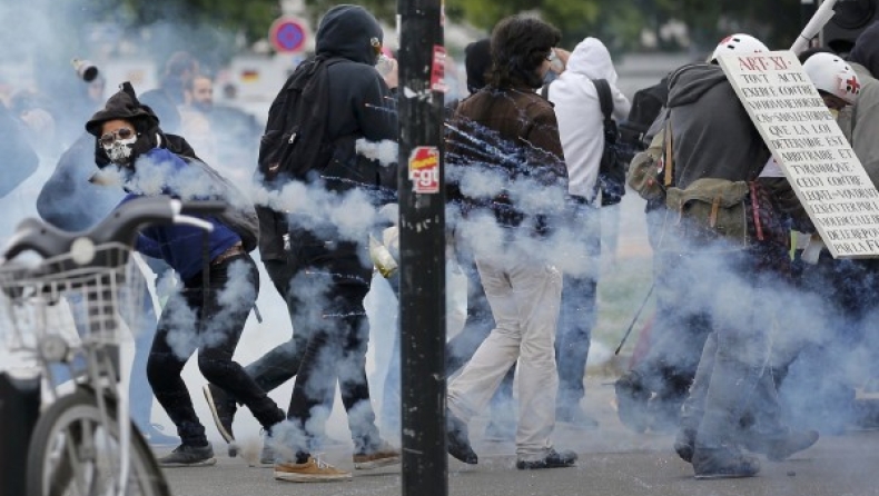 Το Παρίσι σε χάος! Τρομερές συγκρούσεις αστυνομίας και διαδηλωτών (pics & vid)
