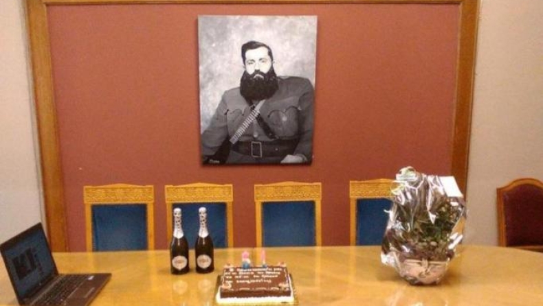 Ο Πολάκης γιόρτασε μαζί με τον… Άρη Βελουχιώτη, γενέθλια και Eurogroup (pics)