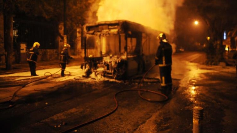 Συμβαίνει τώρα: Έκαψαν τρόλεϊ με μολότοφ έξω από το Πολυτεχνείο