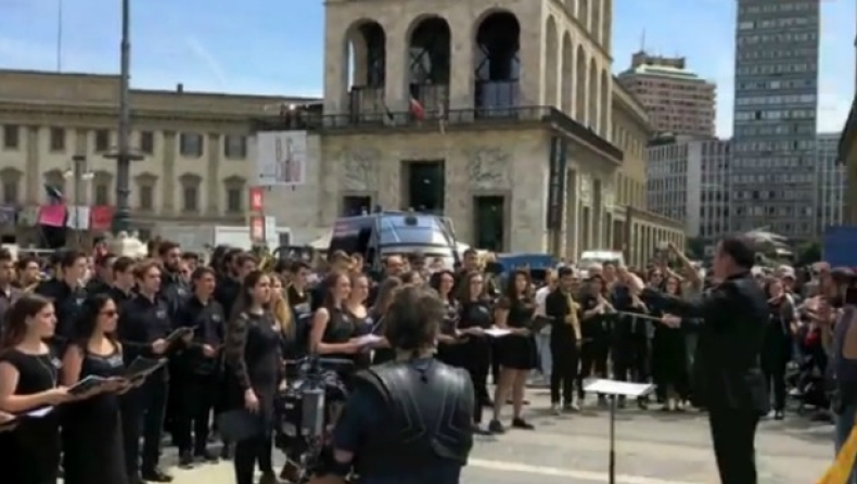 Χορωδία διασκευάζει τον ύμνο του Champions League στην Piazza Duomo! (vid)