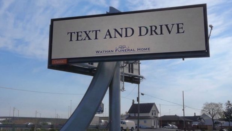 Γραφείο κηδειών παροτρύνει: Γράψτε μηνύματα ενώ οδηγείτε (vid)