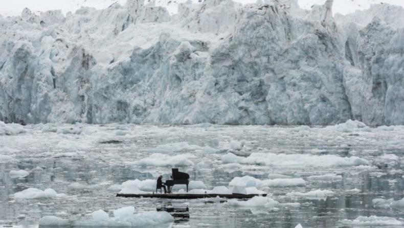 Εκπληκτικό video με τον Ludovico Einaudi να παίζει πιάνο στη μέση του Αρκτικού Ωκεανού (vid)