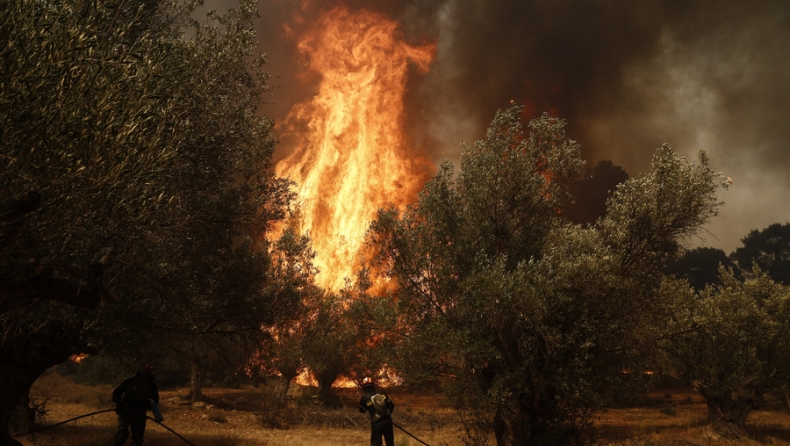 Ανεξέλεγκτη η φωτιά στα Δερβενοχώρια (pics)