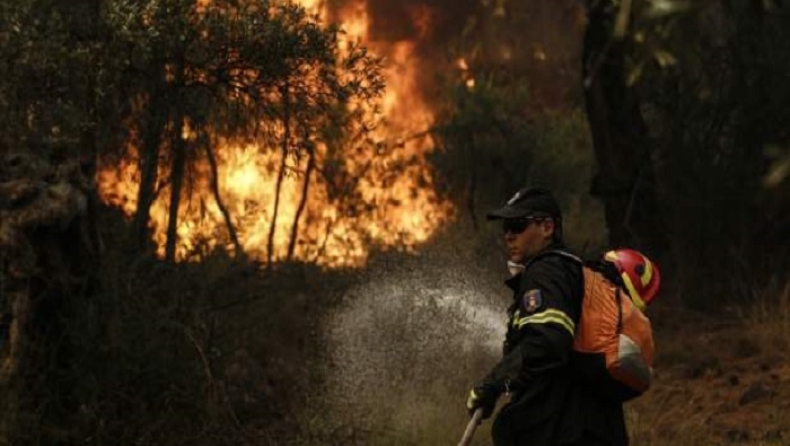 Ανεξέλεγκτη η φωτιά στα Δερβενοχώρια! Φτάνει στην ΠΥΡΚΑΛ (pics & vid)