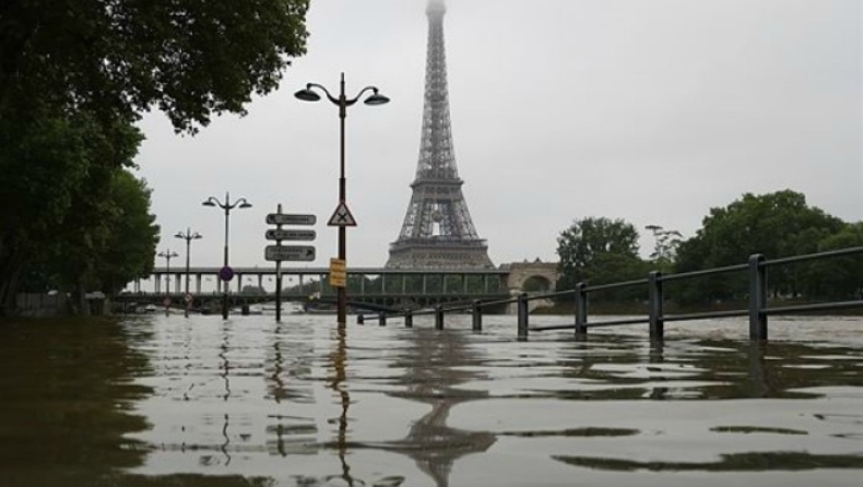 «Πνίγεται» το Παρίσι! Ξεπέρασε τα 6 μέτρα η στάθμη του Σηκουάνα (pics)