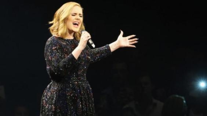 Η Adele έβαλε τα κλάματα επί σκηνής για θύματα του Ορλάντο (Vid)