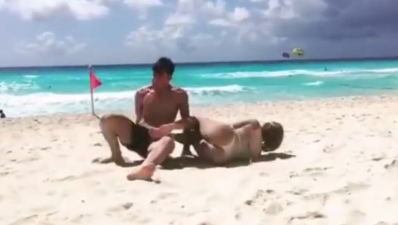 Έκανε τάκλιν στην κοπέλα του στην παραλία! (vid)