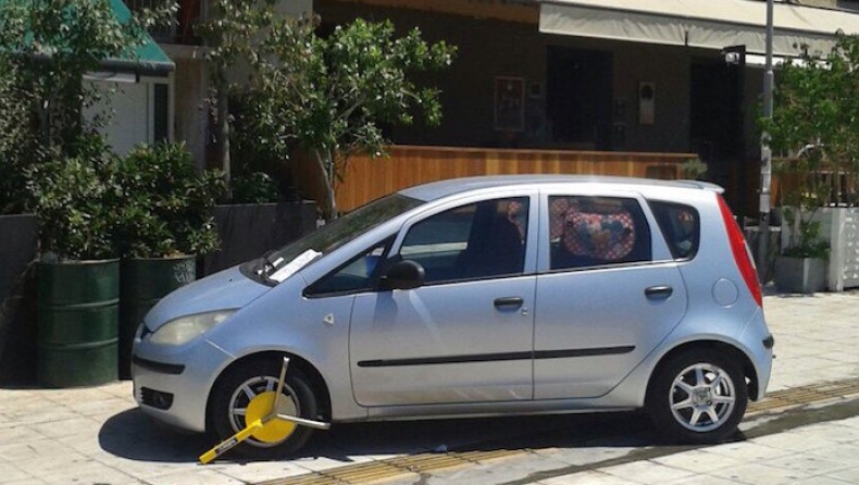 Υπέροχες εικόνες με δαγκάνες στις ρόδες παράνομα παρκαρισμένων αυτοκίνητων στην Αθήνα