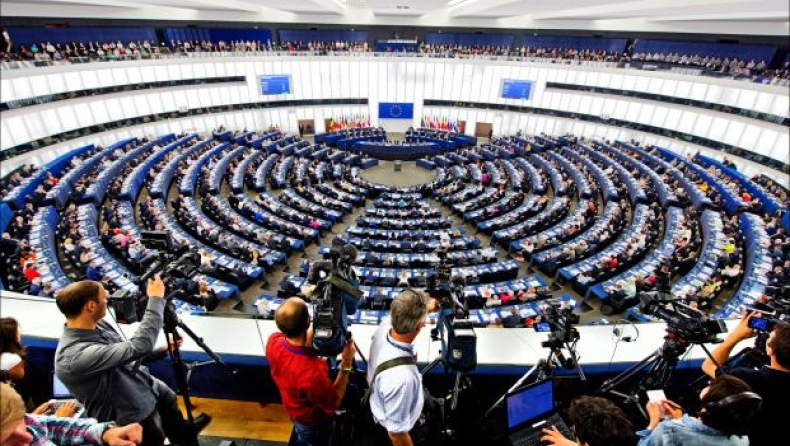 Το Ευρωκοινοβούλιο τα «χώνει» στον Κάμερον