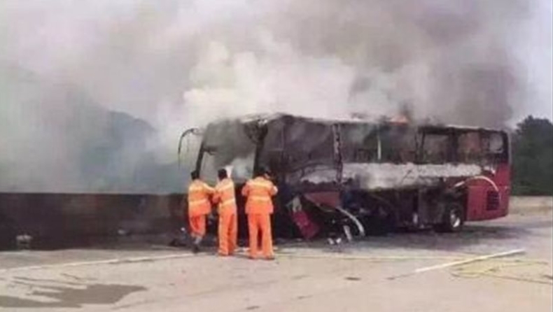 Τουλάχιστον 30 νεκροί από φωτιά σε λεωφορείο στην Κίνα (pic & vid)