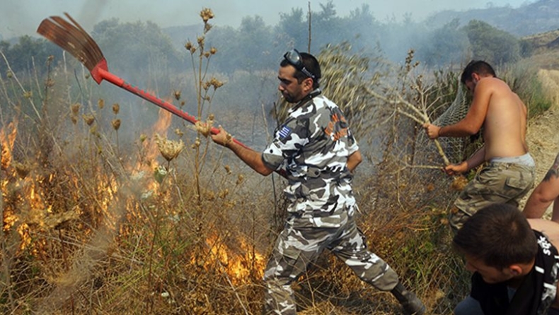 Ρόδος: Συνεχίζεται η μάχη με την πυρκαγιά που ξεκίνησε από σπινθήρα