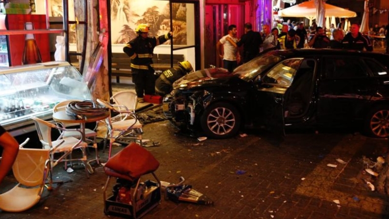 Μακελειό στο Ισραήλ: Αυτοκίνητο «καρφώθηκε» σε εστιατόριο (pic & vids)