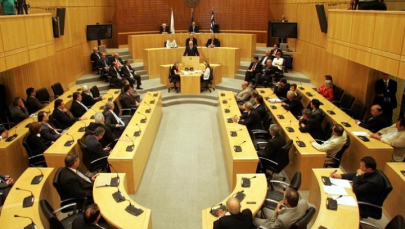Θα τιμωρούν με πρόστιμο τους «κοπανατζήδες» βουλευτές στην Κύπρο